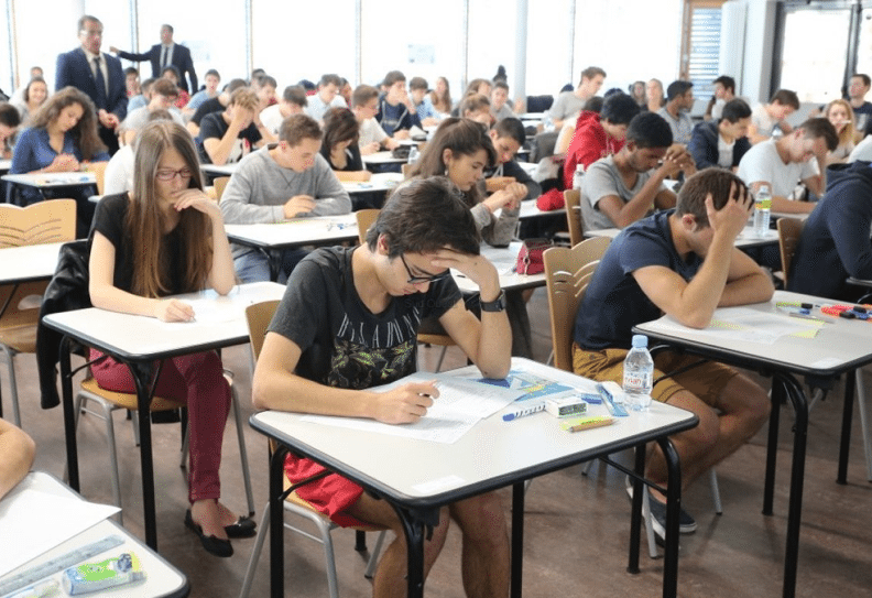 des élèves passent le Baccalauréat en France