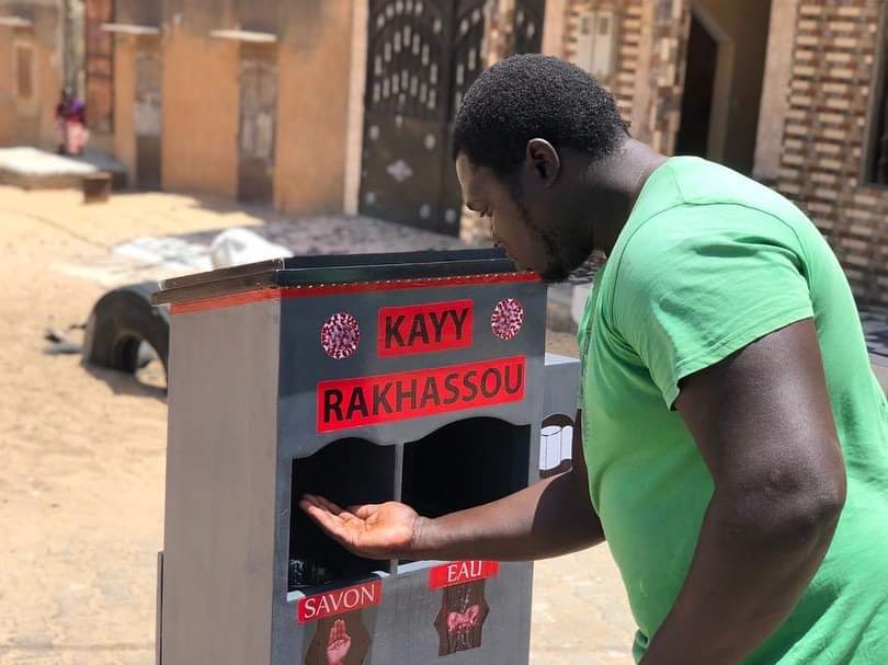 Lutte contre le Covid 19 : deux Sénégalais créent un lave-mains autonome baptisé "Kayy Rakhassou"