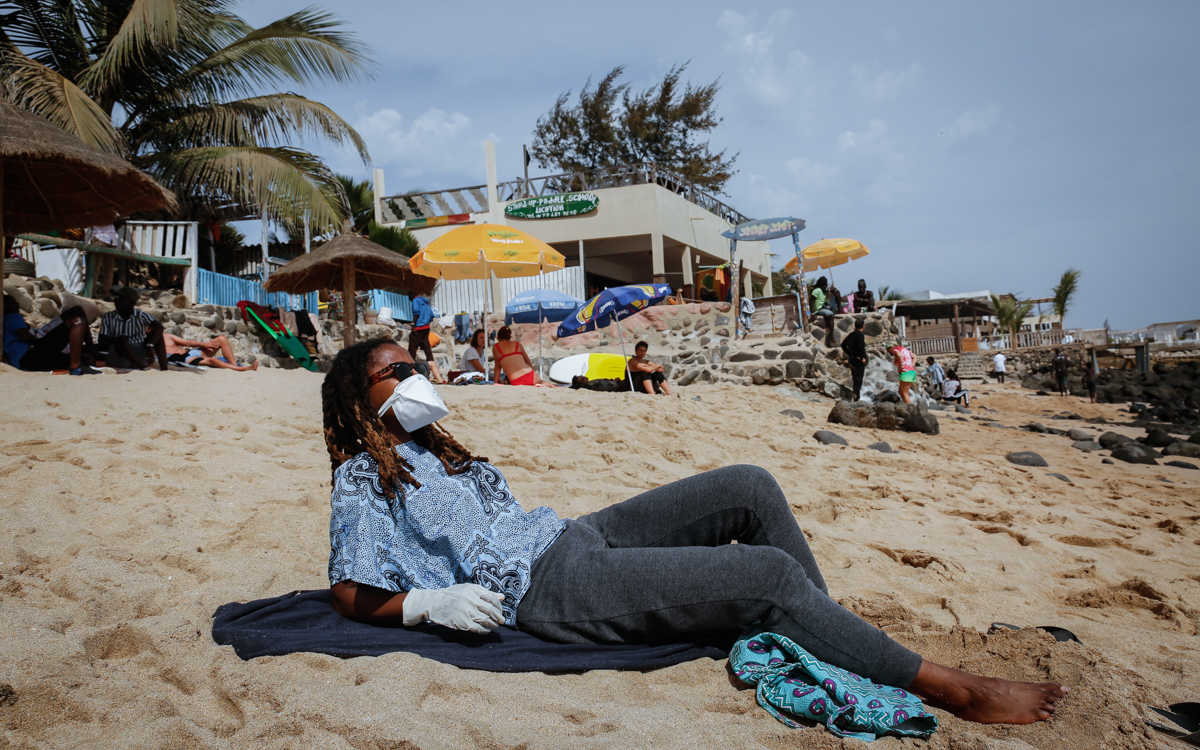 un homme à la plage porte un masque