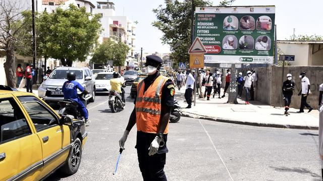 Policier porte masque circulation