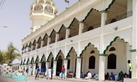 Des fidèles musulmans à la grande mosquée de Léona Niassène à Kaolack