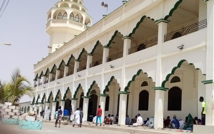 Des fidèles musulmans à la grande mosquée de Léona Niassène à Kaolack