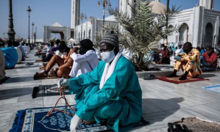 Des hommes en boubous colorés attendent la prière marquant la fin du Ramadan. (Maya Hautefeuille - Mosquée