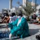 Des hommes en boubous colorés attendent la prière marquant la fin du Ramadan. (Maya Hautefeuille - Mosquée