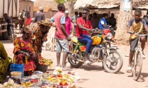 Marché moto vélo légumes