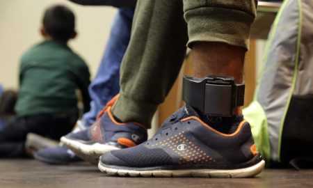 Un homme porte un bracelet électronique