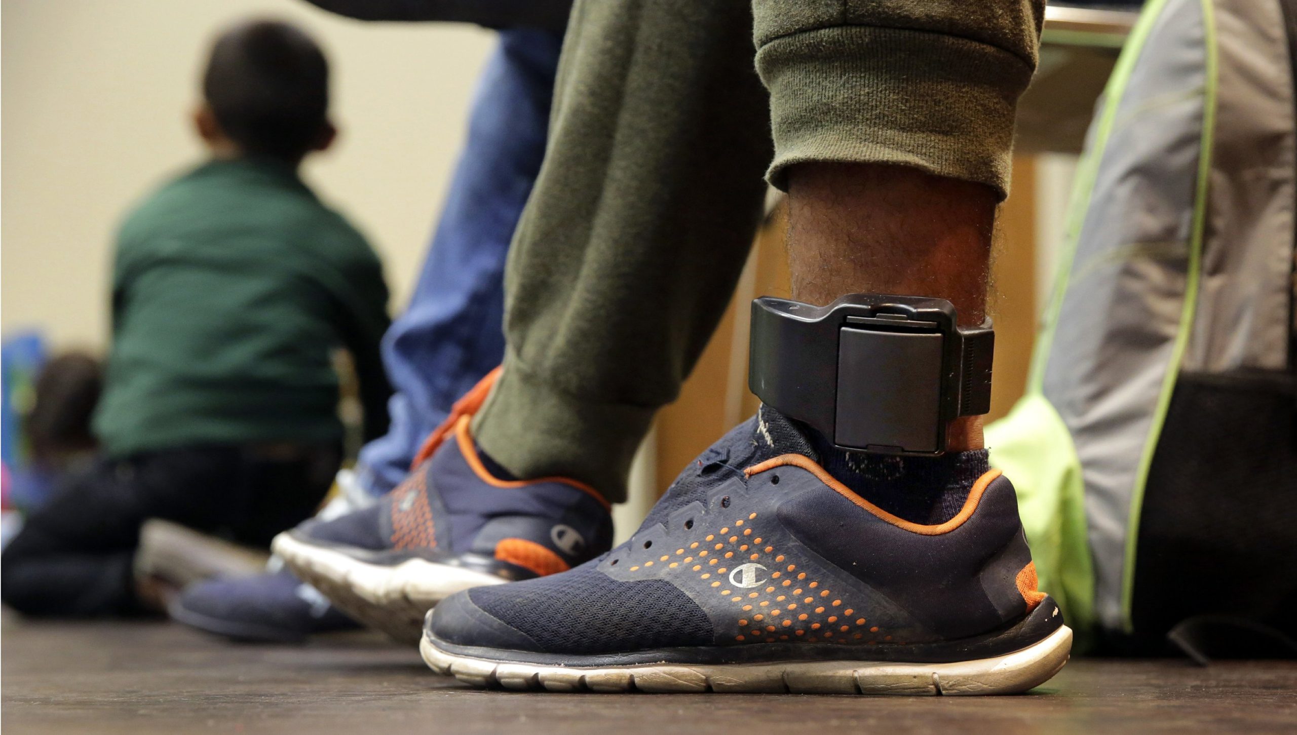 Un homme porte un bracelet électronique