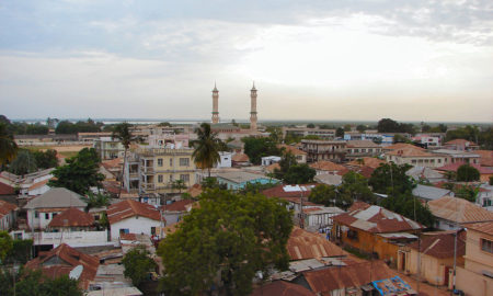 les minarets d'une mosquée à Banjul Gambie