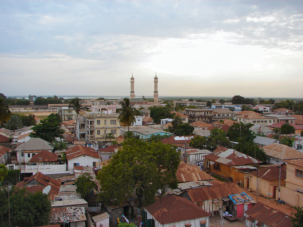 les minarets d'une mosquée à Banjul Gambie