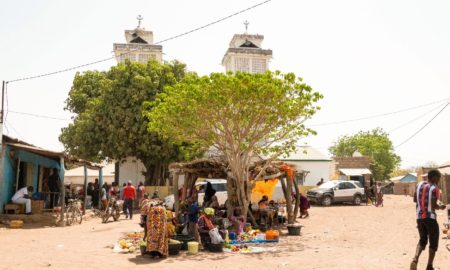 un marché hebdomadaire traditionnel dans lequel convergent les commerçants gambiens et sénégalais