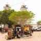 un marché hebdomadaire traditionnel dans lequel convergent les commerçants gambiens et sénégalais