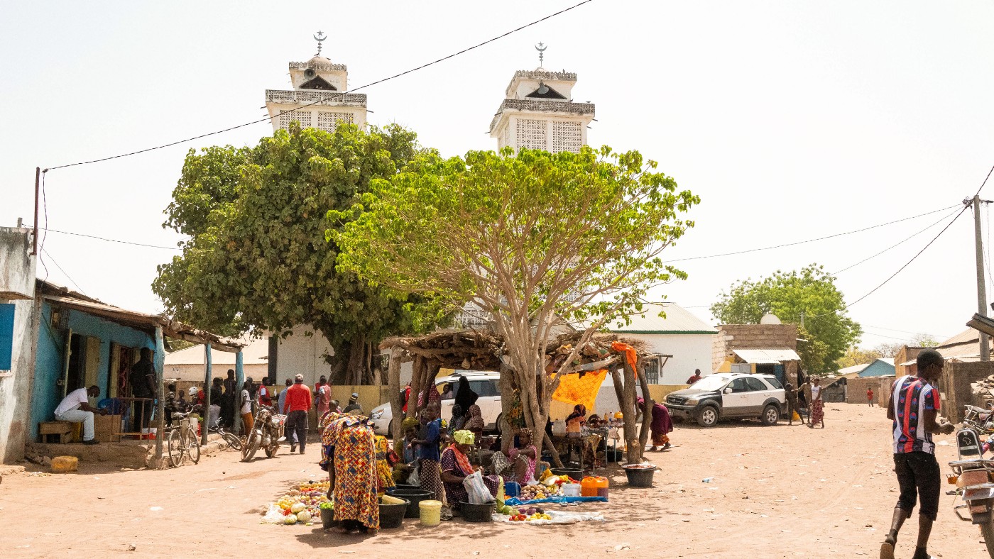 un marché hebdomadaire traditionnel dans lequel convergent les commerçants gambiens et sénégalais