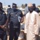 Aly Ngouille ndiaye entouré de Policiers lors d'une visite