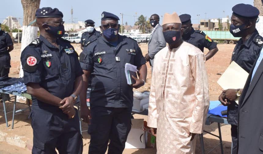 Aly Ngouille ndiaye entouré de Policiers lors d'une visite