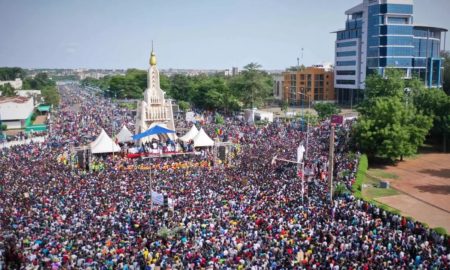 Des manifestants rassemblés autour du rond-point de l’indépendance à Bamako, vendredi 19 juin, réclament le départ du président. MICHELE CATTANI - AFP