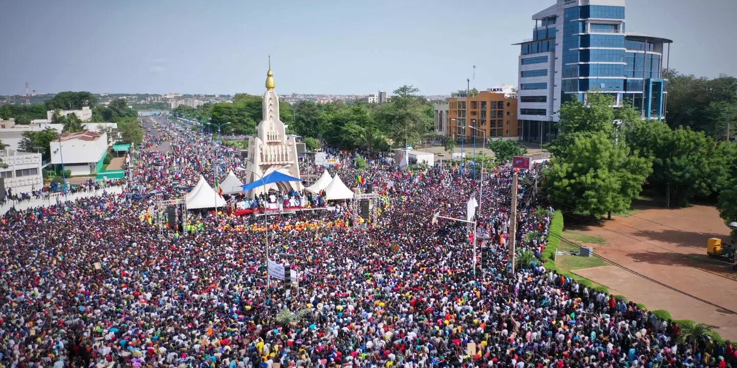 Des manifestants rassemblés autour du rond-point de l’indépendance à Bamako, vendredi 19 juin, réclament le départ du président. MICHELE CATTANI - AFP