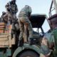 Des militaires sénégalais Montent sur un véhicule en casamance
