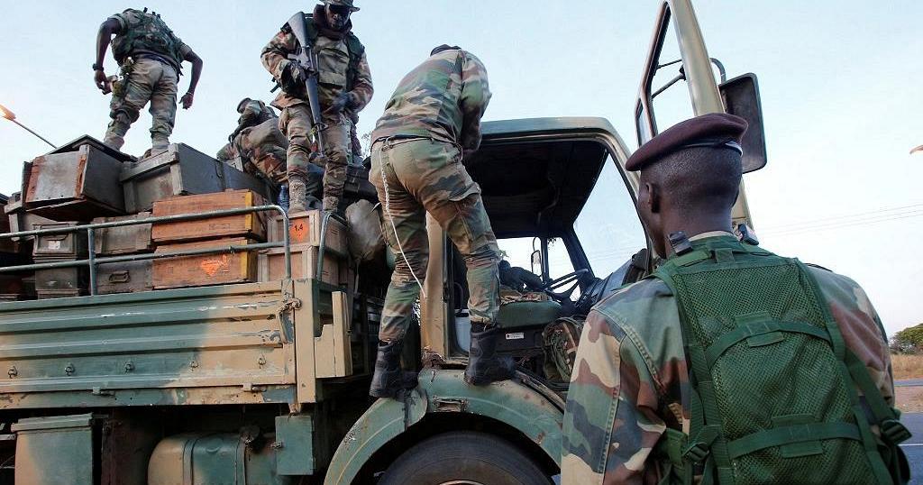 Des militaires sénégalais Montent sur un véhicule en casamance
