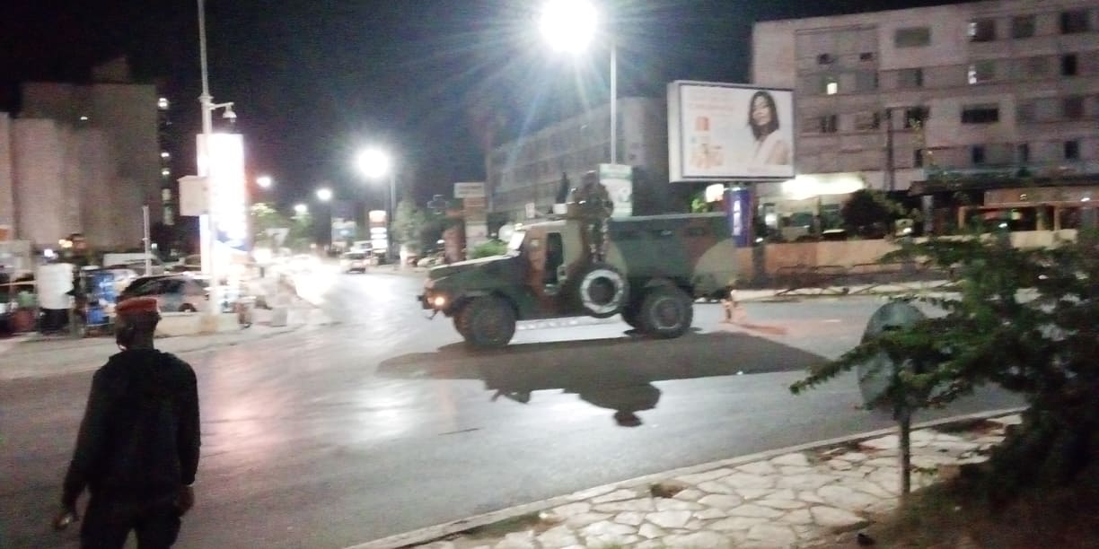 Voiture de l'armée dans Dakar