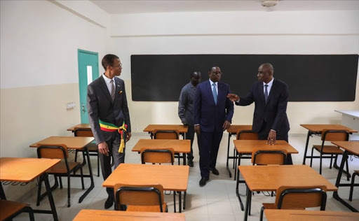 Macky Sall visitant une salle de classe lors de inauguration de l'école Complexe Scolaire El Hadj Bibi Ndiaye