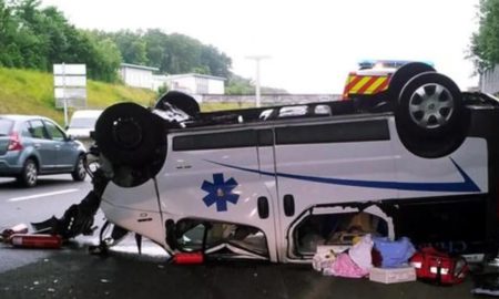 Ambulance renversée