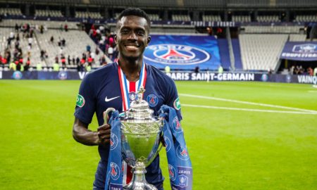 Gana Guèye soulevant la Coupe de France