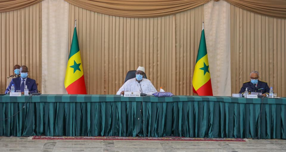 Le président Macky Sall recevant les rapport de l'Inspection Générale d'État lundi