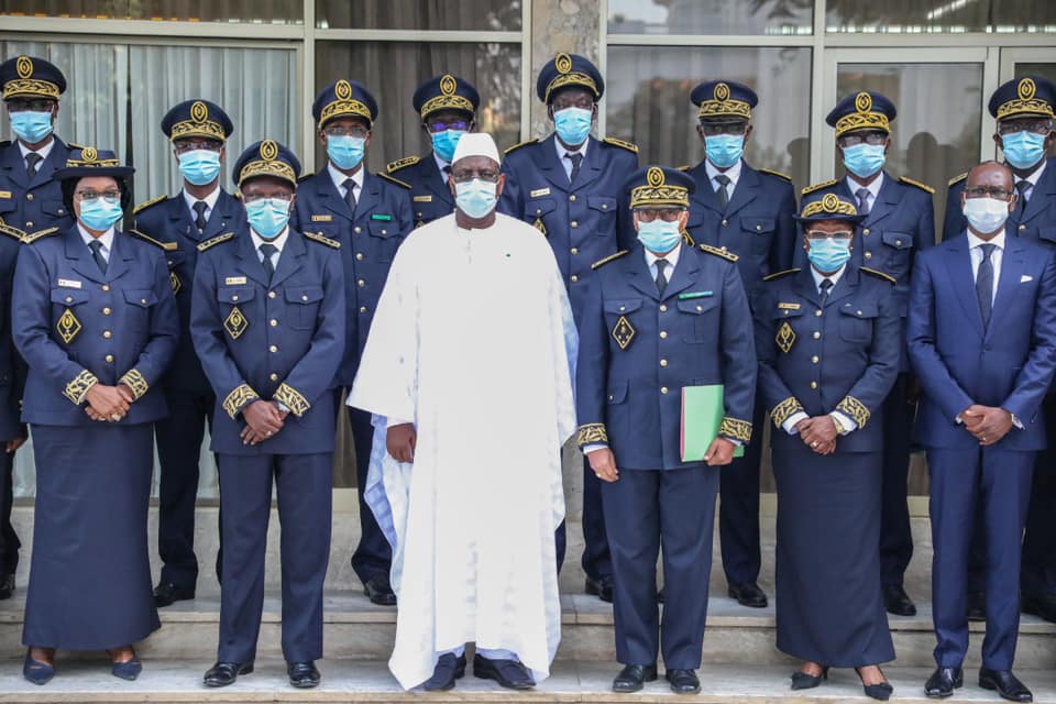 Le président Macky Sall recevant les rapport de l'Inspection Générale d'État lundi