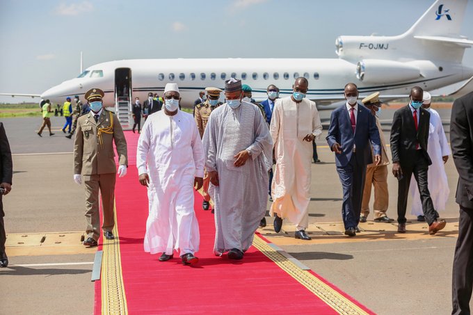 Macky Sall arrivant à Bamako au Mali jpg