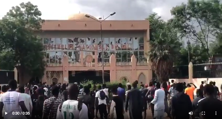 Mali - ça chauffe pour IBK l'Assemblée nationale attaquée par des jeunes