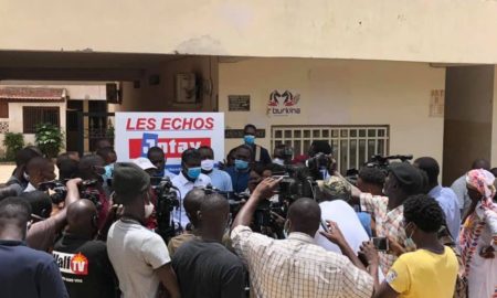Les leaders des Organisations de presse sénégalaise faisant une déclaration devant les locaux du journal Les Echos à Dakar