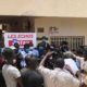 Les leaders des Organisations de presse sénégalaise faisant une déclaration devant les locaux du journal Les Echos à Dakar