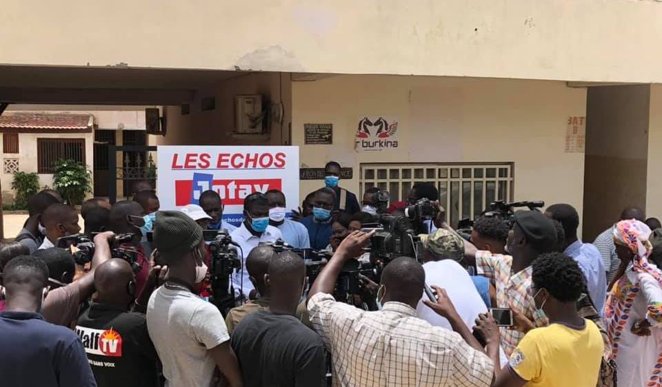 Les leaders des Organisations de presse sénégalaise faisant une déclaration devant les locaux du journal Les Echos à Dakar