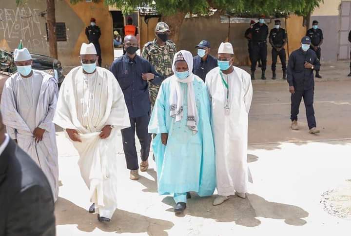 Rappel à Dieu de Serigne Cheikh Ahmed Tidiane Niasse : Macky Sall à Médina Baye Niass pour présenter ses condoléances à la famille de Baye Niass [Vidéo]