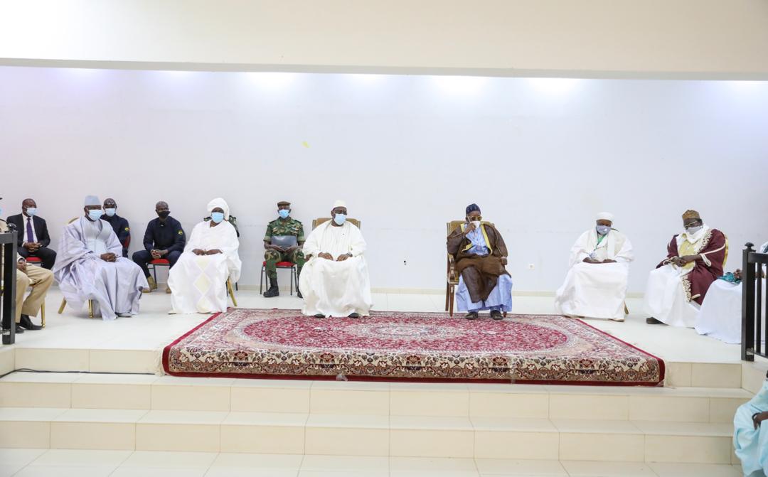 Rappel à Dieu de Serigne Cheikh Ahmed Tidiane Niasse : Macky Sall à Médina Baye Niass pour présenter ses condoléances à la famille de Baye Niass [Vidéo]