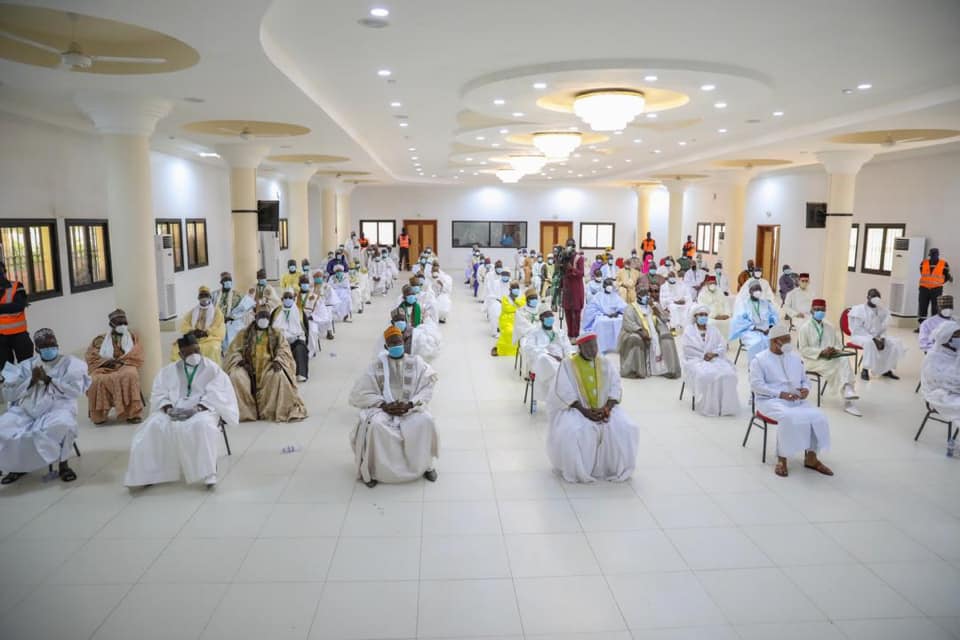 Rappel à Dieu de Serigne Cheikh Ahmed Tidiane Niasse : Macky Sall à Médina Baye Niass pour présenter ses condoléances à la famille de Baye Niass [Vidéo]