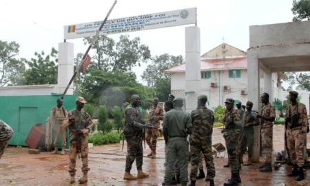 Mali coup d'etat coups de feu dans le camp militaire