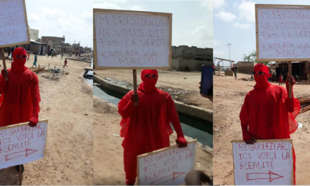 ce porteur de pancartes a été arrêté par la police à Médina Mbaba