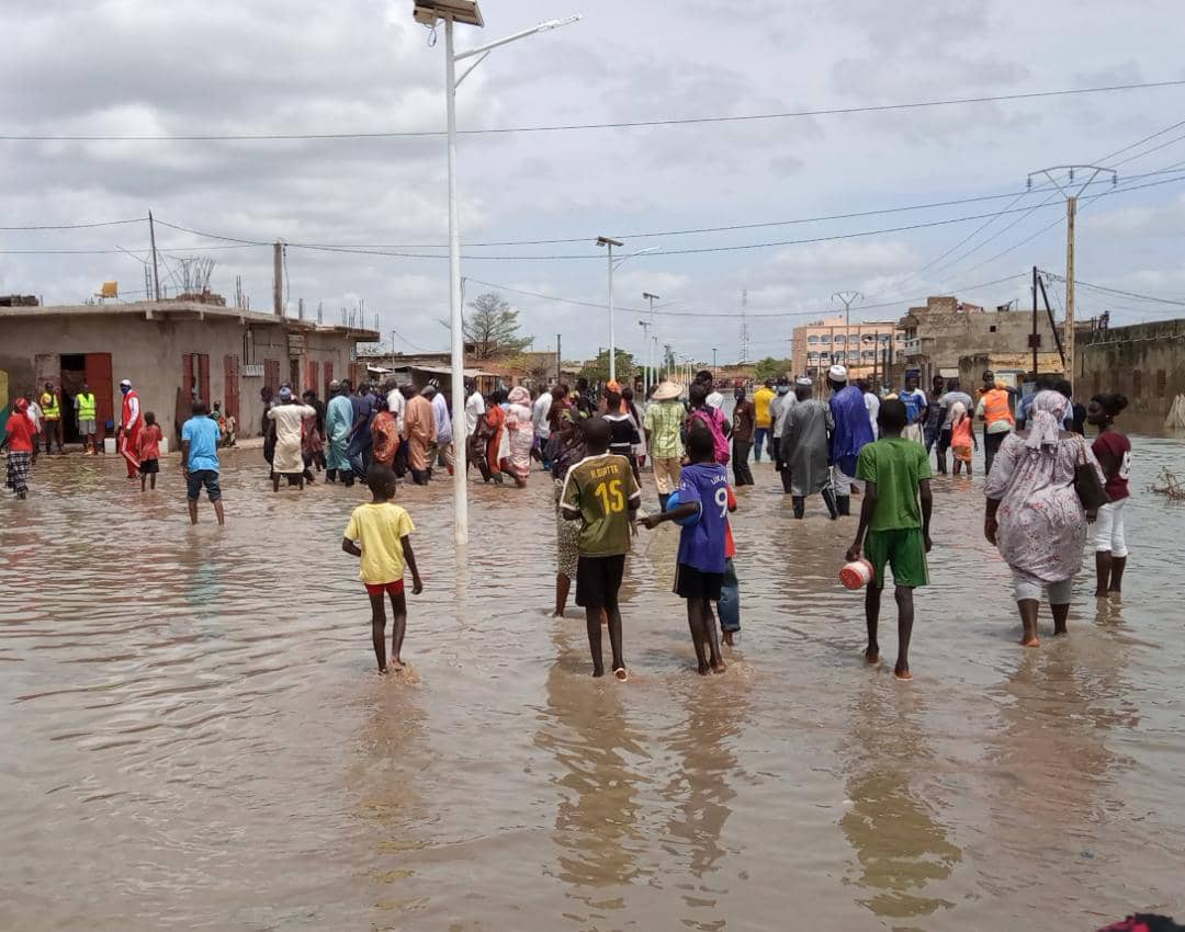 Inondations à Kaolack : Mouhameth Ndiaye Rahma traverse les eaux pour apporter son soutien aux impactés