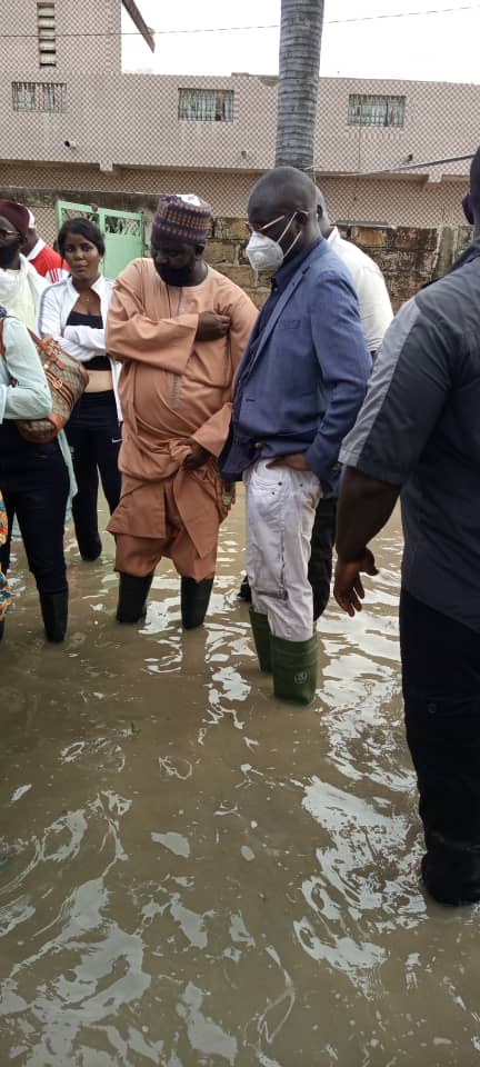 Inondations à Kaolack : Mouhameth Ndiaye Rahma traverse les eaux pour apporter son soutien aux impactés