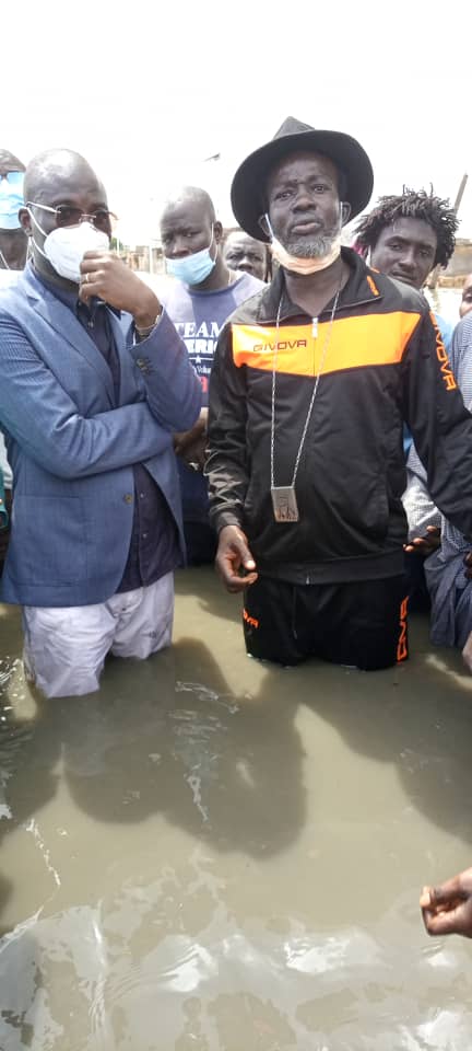 Inondations à Kaolack : Mouhameth Ndiaye Rahma traverse les eaux pour apporter son soutien aux impactés