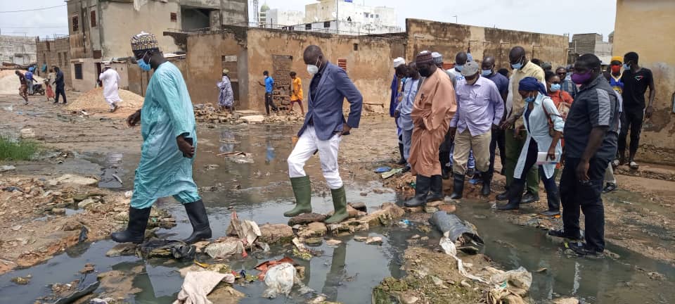 Inondations à Kaolack : Mouhameth Ndiaye Rahma traverse les eaux pour apporter son soutien aux impactés