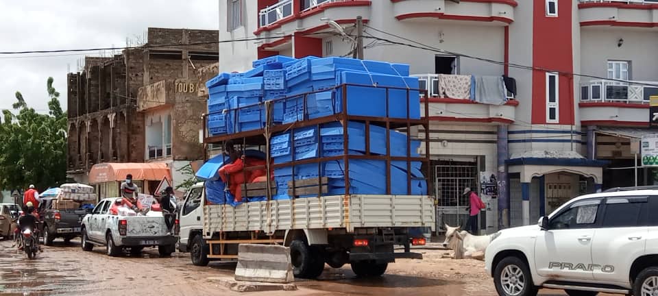 Inondations à Kaolack : Mouhameth Ndiaye Rahma traverse les eaux pour apporter son soutien aux impactés