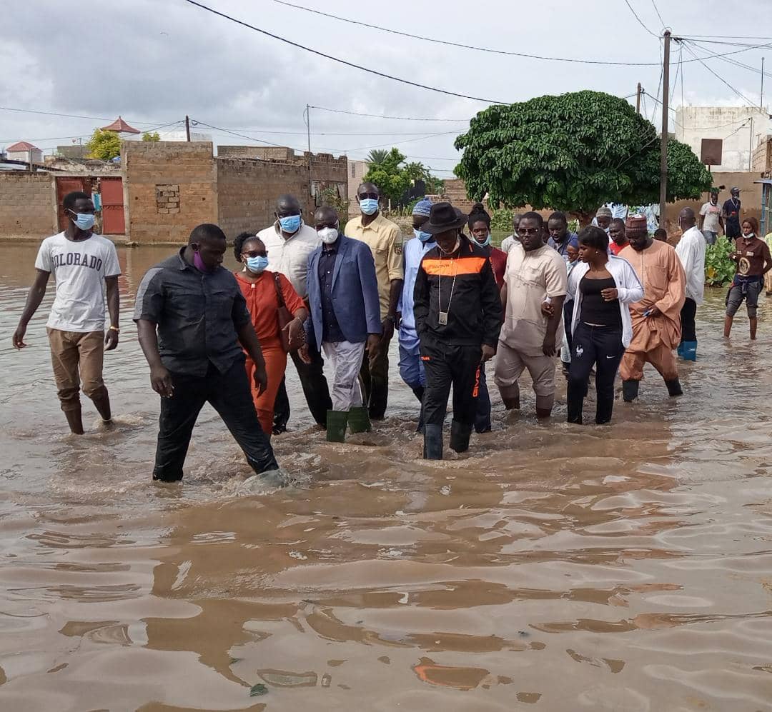 Inondations à Kaolack : Mouhameth Ndiaye Rahma traverse les eaux pour apporter son soutien aux impactés