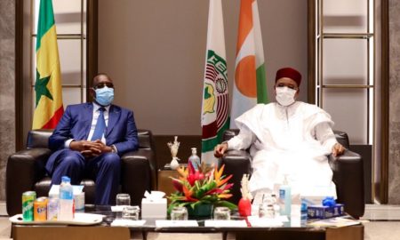 Le président du Niger Mouhamadou Issifou, président en exercice de la Cedeao accueillant son homologue sénégalais Macky Sall à Niamey