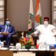 Le président du Niger Mouhamadou Issifou, président en exercice de la Cedeao accueillant son homologue sénégalais Macky Sall à Niamey