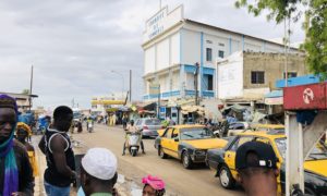 Des gens passent devant la chambre de commerce de Kaolack Kaolack-Circulation-Chambre-de-commerce-