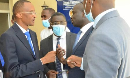 Abdoulaye Sow echangeant avec des députés