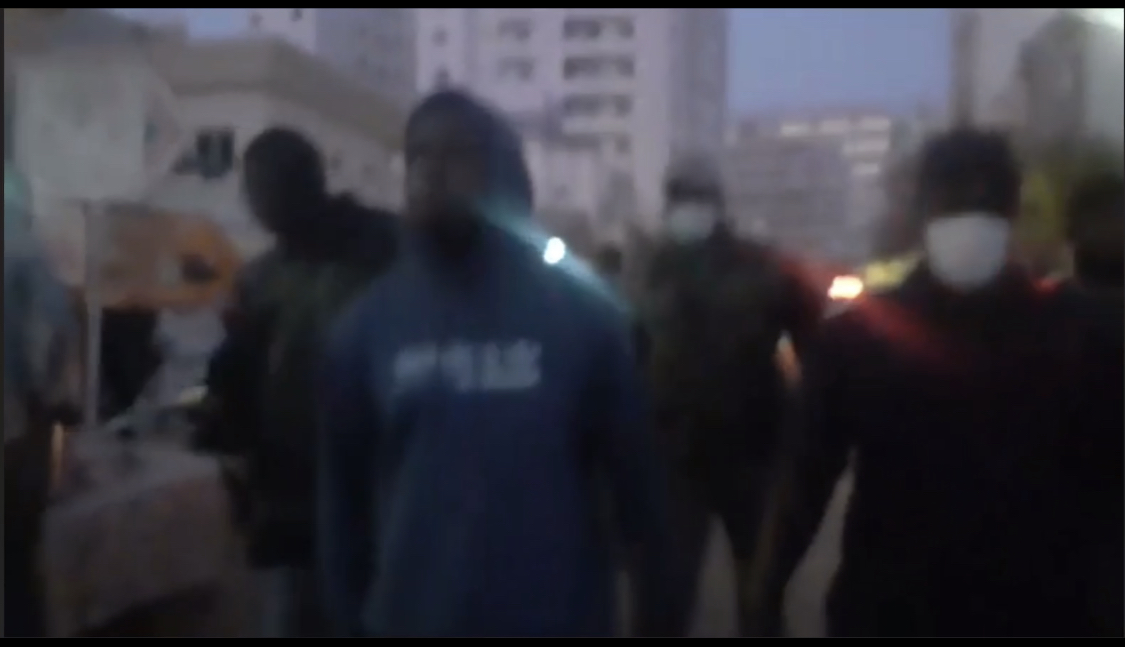 «Traqué» par le régime : Ousmane Sonko se tape une promenade dans les rues de Dakar, des Sénégalais l'adoubent [vidéo]