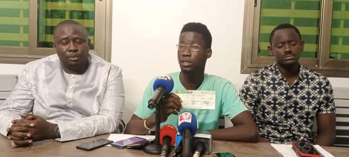 Abandonnés par Mariama Sarr : Ablaye Khouma vole au secours des étudiants de Kaolack avec un chèque de 2,5 millions